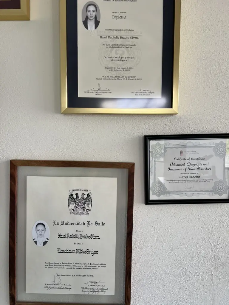 Diplomas y certificaciones de la Dra. Hazel Bracho