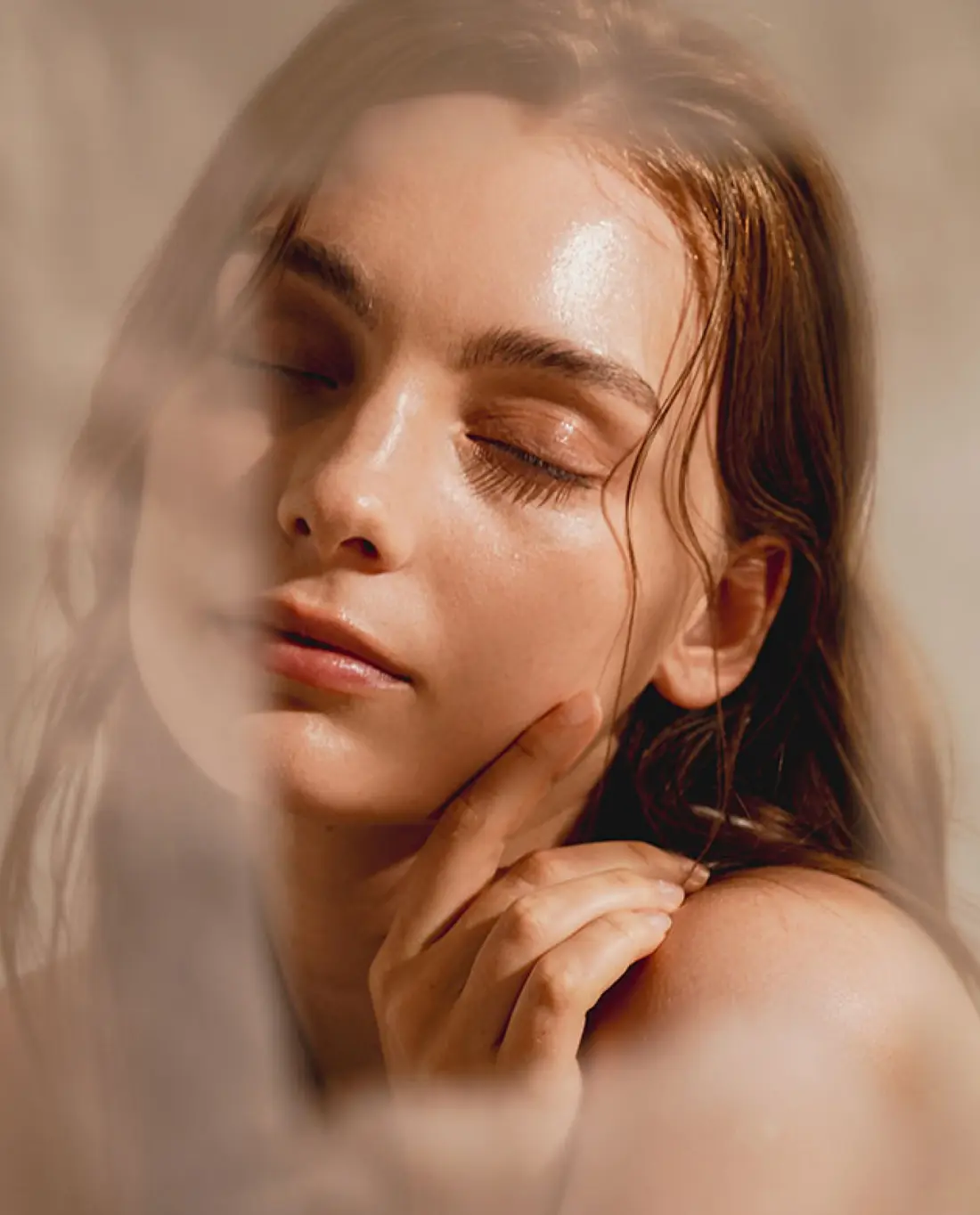 Rostro de mujer con piel saludable y luminosa