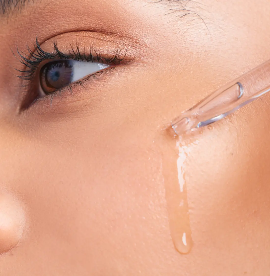 Aplicación de sérum facial con gotero